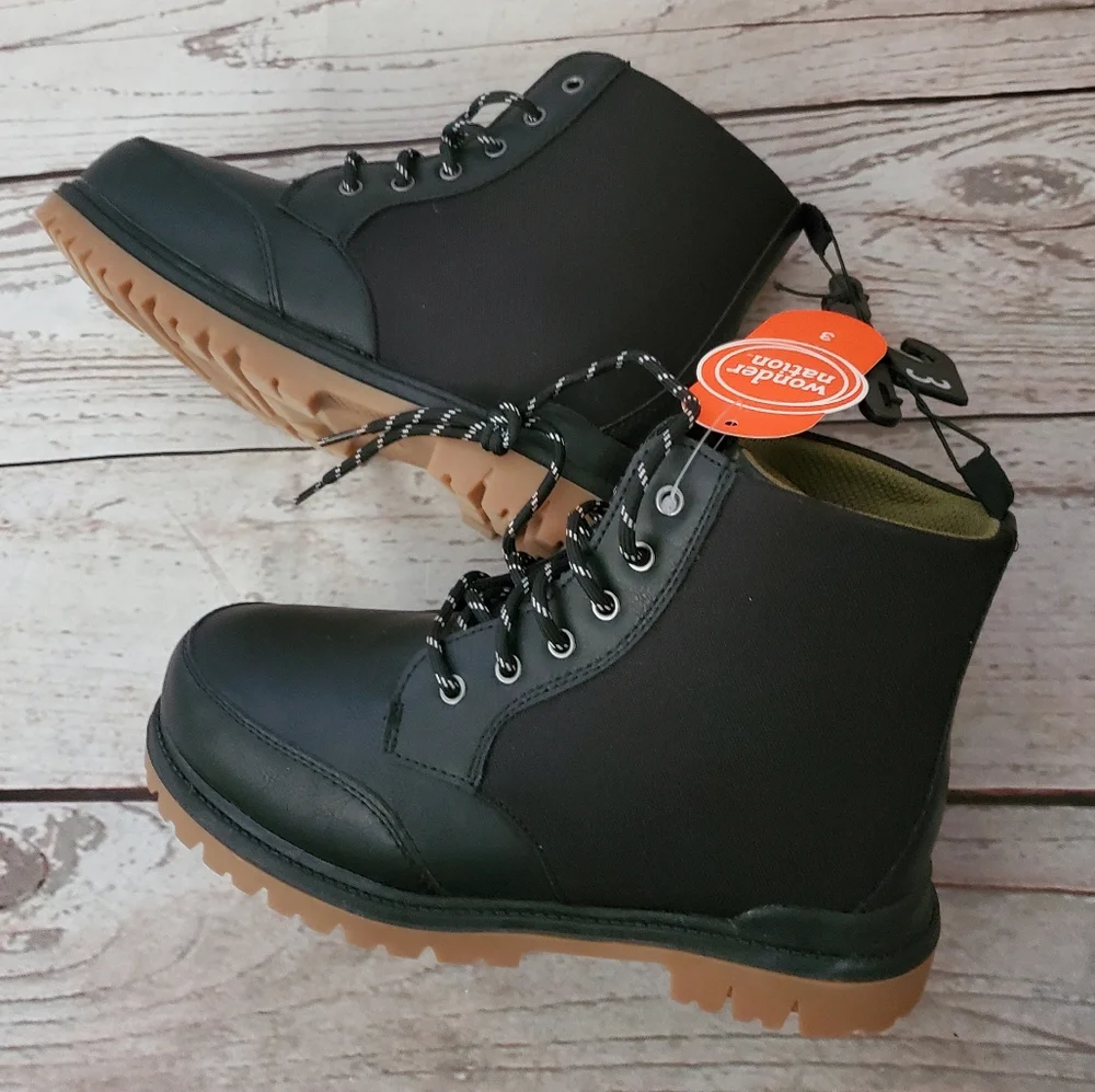 Wonder Nation boy's boots with non-marking outsole black size 3
